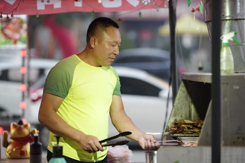 焼き肉店を切り盛りする馬瑞さん＝２０２３年９月１４日、中国遼寧省瀋陽（撮影・武隈周防、共同）