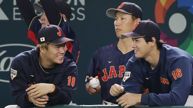 笑顔で会話する山本由伸投手(左)と大谷翔平選手(右)写真：日刊スポーツ/アフロ