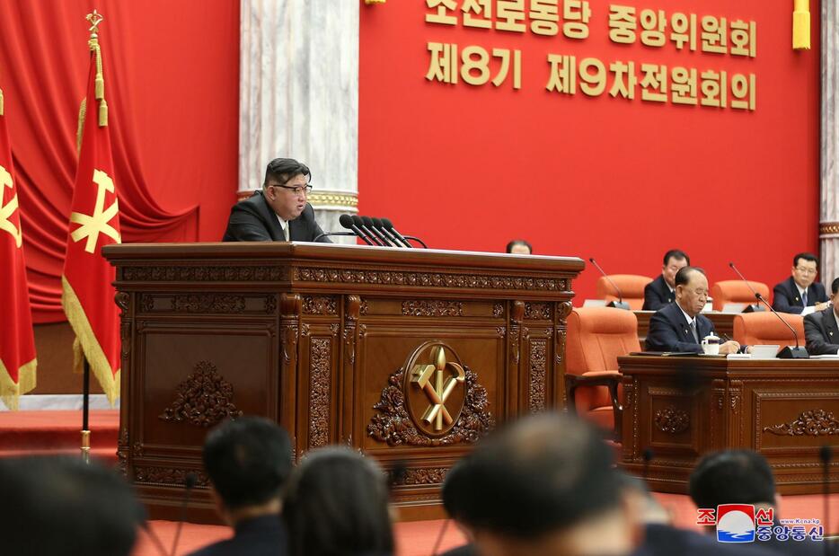 北朝鮮の朝鮮労働党中央委員会拡大総会の2日目に臨む金正恩党総書記＝27日、平壌（朝鮮中央通信＝共同）