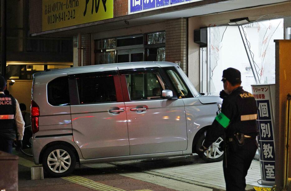 軽乗用車が建物に突っ込んだ現場＝6日午後10時24分、福岡市早良区