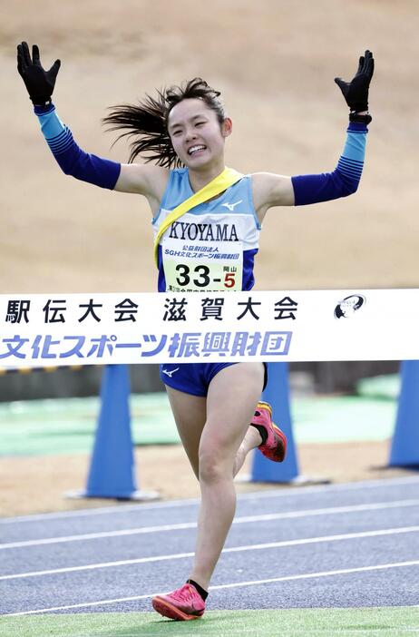 全国中学校駅伝女子でゴールする京山のアンカー黒田六花。男女ともに初優勝した＝滋賀県希望が丘文化公園