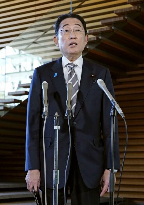 記者団の取材に応じる岸田首相＝13日午前、首相官邸