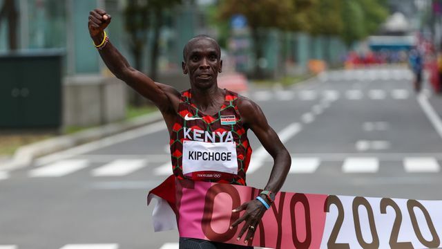 東京五輪で男子マラソン2連覇を達成したキプチョゲ選手（写真:ロイター/アフロ）