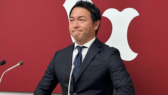 会見に臨んだ巨人の長野久義選手