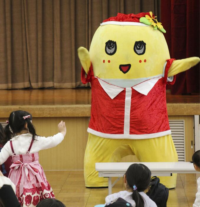 千葉県船橋市の塚田児童ホームを訪れた「ふなっしー」＝21日午後