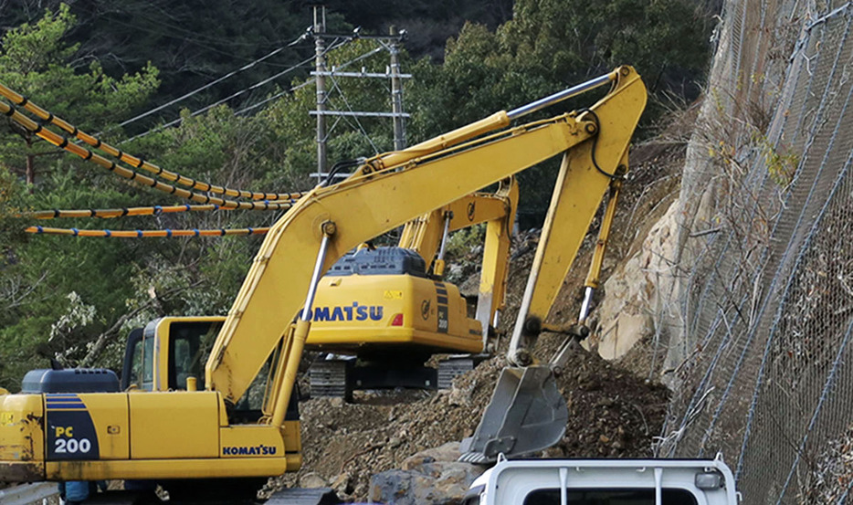 奈良県下北山村の土砂崩れ現場＝28日午前7時41分