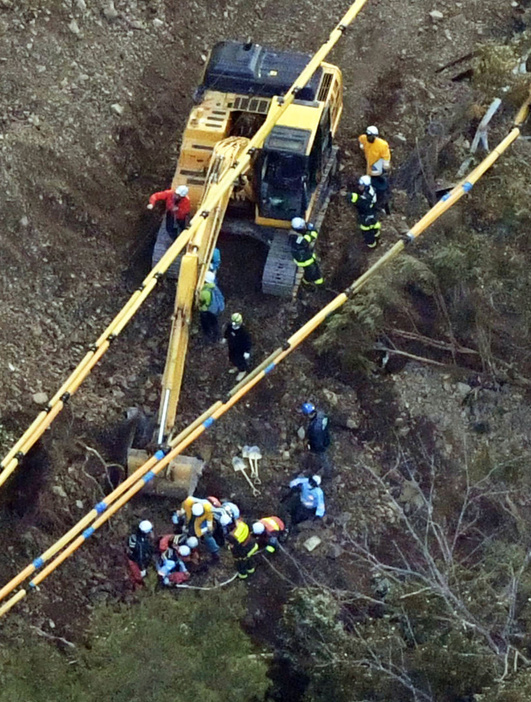 奈良県下北山村の土砂崩れ現場で続く救出作業＝26日午後4時51分（共同通信社ヘリから）