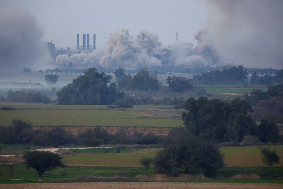 パレスチナ自治区ガザで立ち上る煙＝30日（ロイター＝共同）