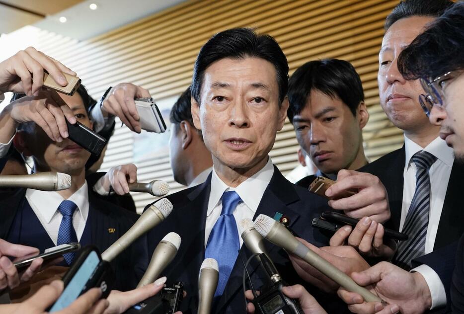 岸田首相に経産相の辞表を提出後、記者団の取材に応じる西村康稔氏＝14日午前9時16分