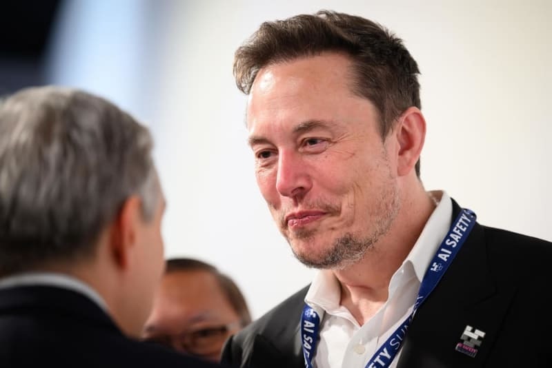 「ＡＩ安全サミット」で、参加者と話すイーロン・マスク氏＝１１月１日、ロンドン郊外（ゲッティ＝共同）