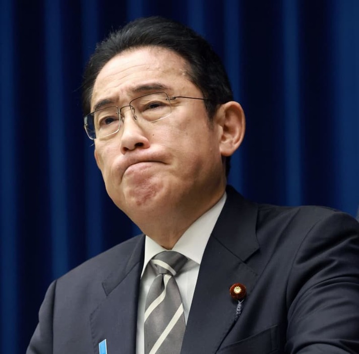 記者会見で厳しい表情を見せる岸田首相＝２０２３年１２月１３日、首相官邸