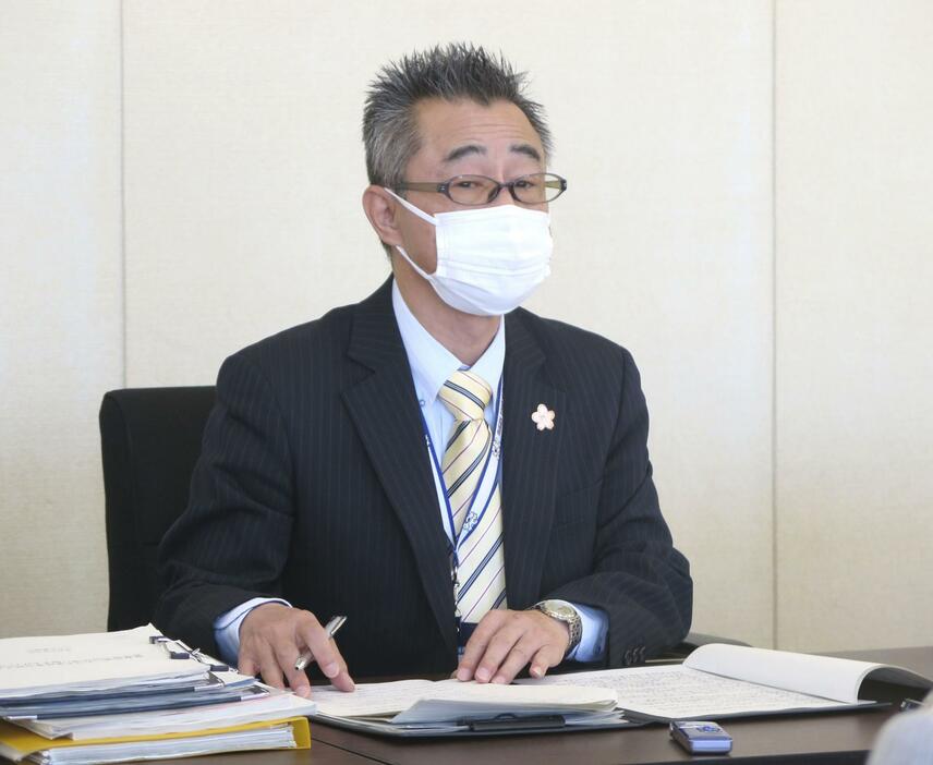 埼玉県熊谷市立吉見保育所での所長らによる心理的虐待について説明する市の担当者＝22日午前、同市