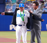 9月15日にバンテリンで行われた名球会ブレザー授与式。右は古田敦也理事長