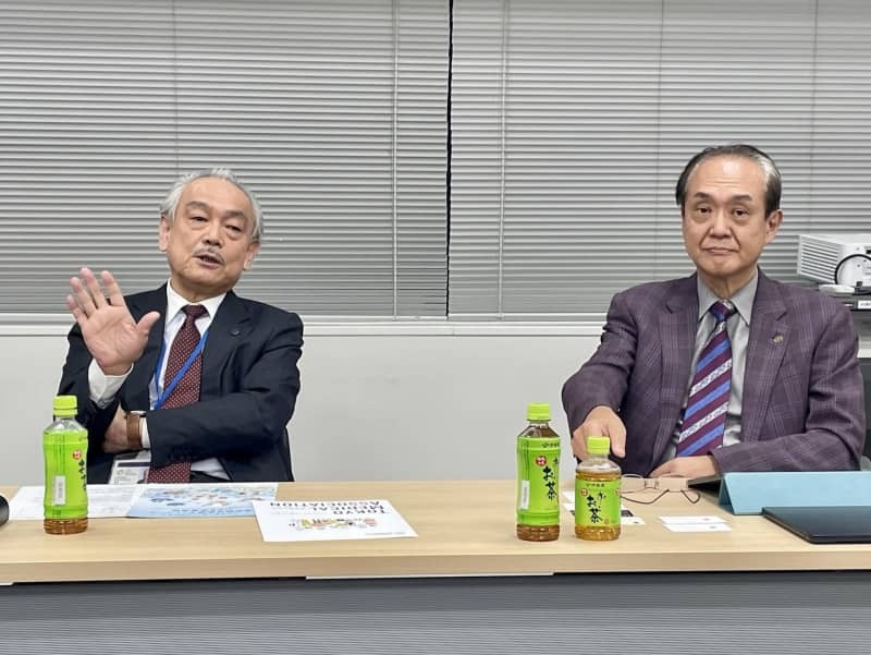 東京都医師会の尾崎治夫会長（左）と目々沢肇理事＝１１月、東京都千代田区