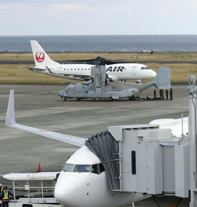 奄美空港で駐機する米海兵隊のMV22オスプレイ。奥は移動する民間機＝2日午後2時10分ごろ