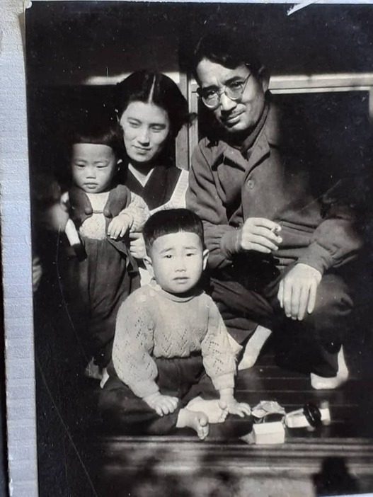 巣鴨プリズンを出所した後の１９５０年ごろ、妻と息子らと写真に収まる真武七郎さん＝遺族提供