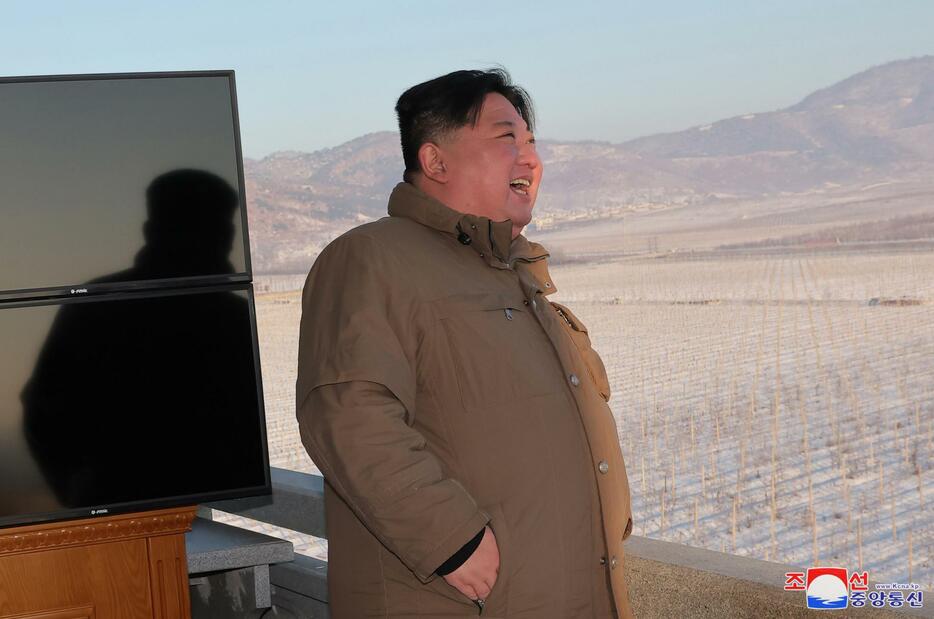 北朝鮮が行った新型ICBM「火星18」の発射訓練を視察する金正恩朝鮮労働党総書記（朝鮮中央通信＝共同）