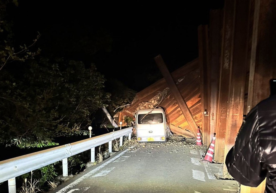 奈良県下北山村の土砂崩れ現場＝23日夜（奈良県提供）