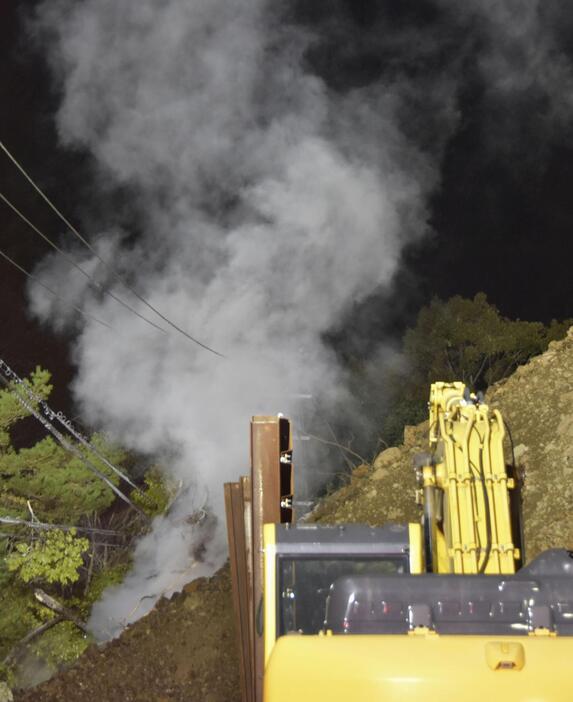 奈良県下北山村の土砂崩れ現場から上がる白煙＝24日午前6時14分