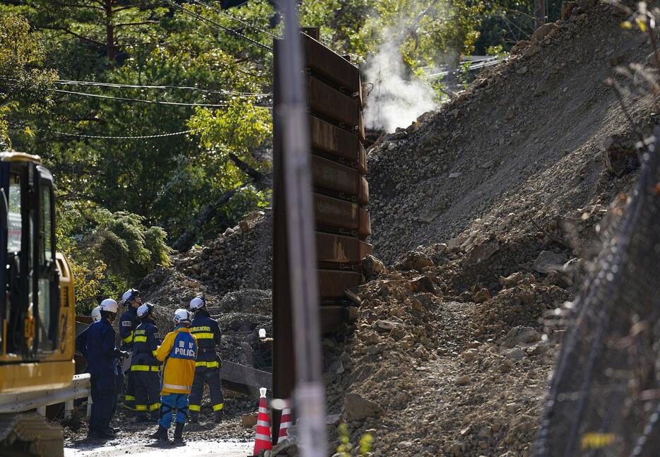 奈良県下北山村の土砂崩れ現場＝24日午後0時59分