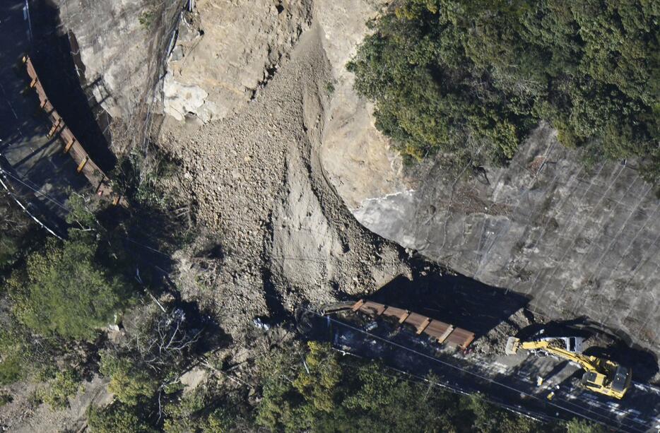 奈良県下北山村の土砂崩れ現場＝24日午前9時45分（共同通信社ヘリから）