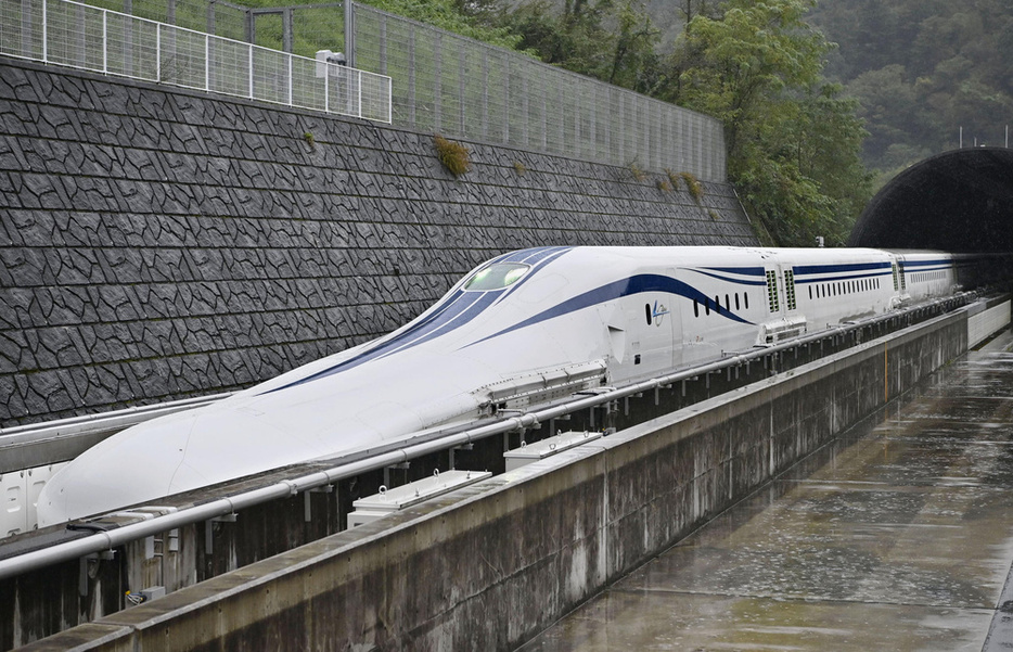 リニア中央新幹線の改良型試験車＝2020年10月、山梨県都留市の山梨リニア実験センター