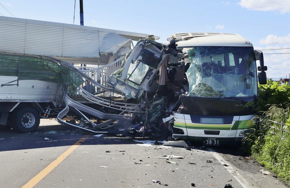 事故で大破したトラックとバス＝6月、北海道八雲町