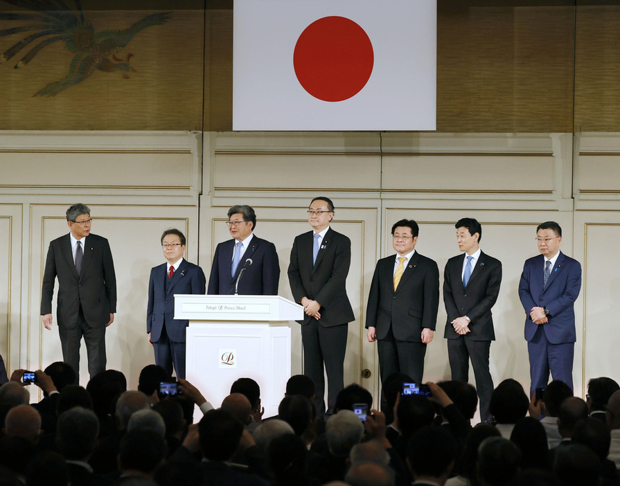 5月、東京都内での自民党安倍派の政治資金パーティーで壇上に並ぶ、（左から）高木毅国対委員長、世耕弘成参院幹事長、萩生田光一政調会長、（2人おいて）西村康稔経済産業相、松野博一官房長官＝肩書は当時