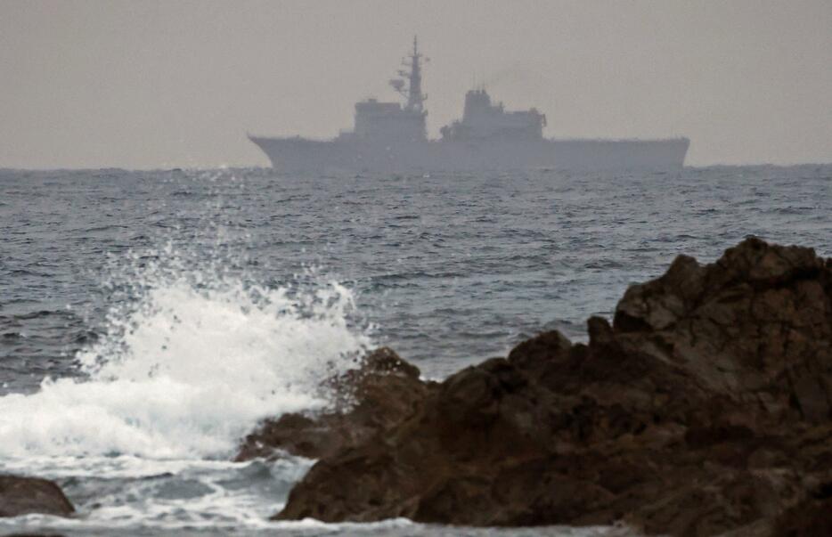 米空軍のCV22オスプレイが墜落した現場海域を捜索する海上自衛隊の艦艇＝5日午前7時17分、鹿児島県・屋久島沖