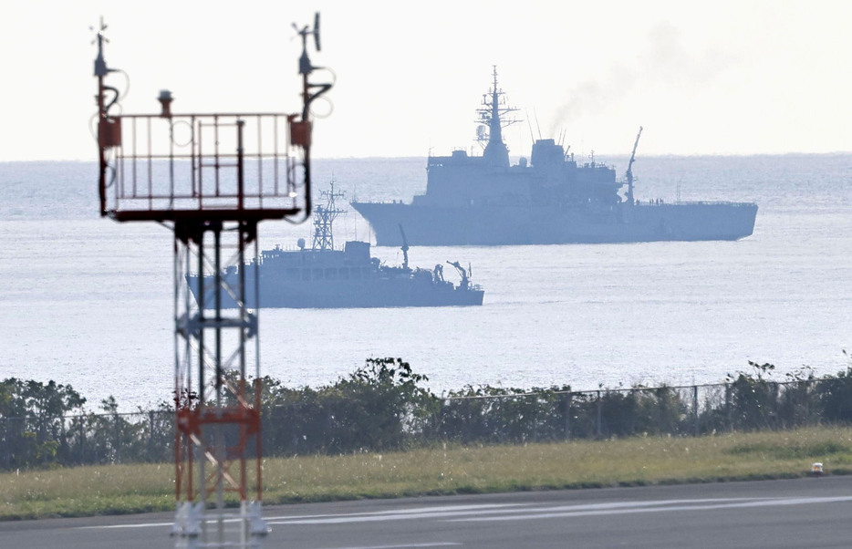 米空軍のCV22オスプレイが墜落した現場海域を捜索する海上自衛隊の艦艇＝4日午前8時23分、鹿児島県・屋久島沖