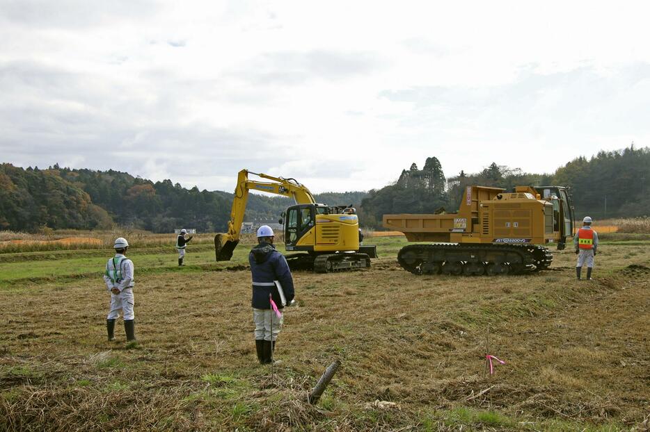 成田空港C滑走路整備予定地で始まった排水整備工事＝6日午前、千葉県芝山町