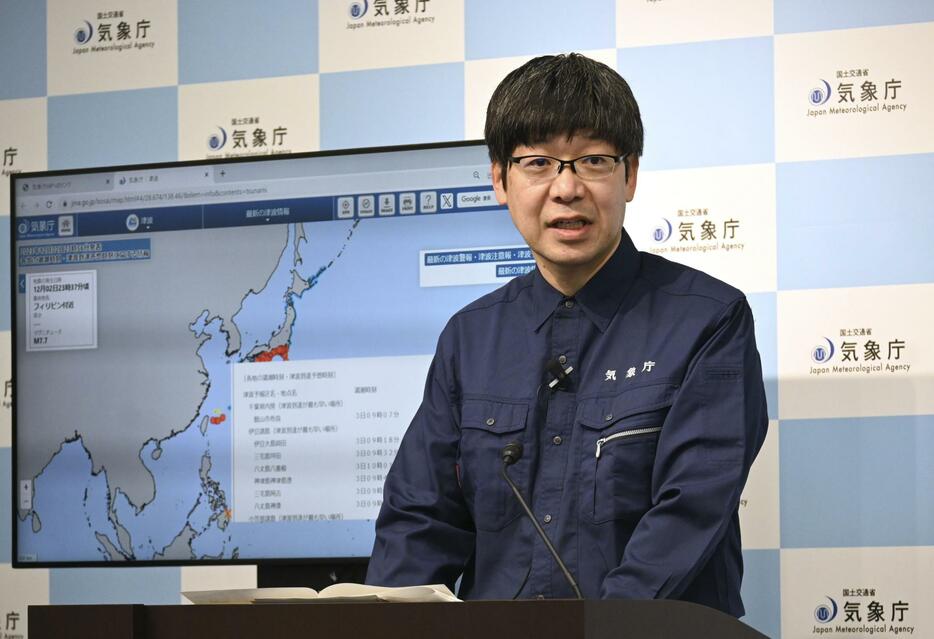 津波注意報について記者会見する気象庁の担当者＝3日未明、気象庁