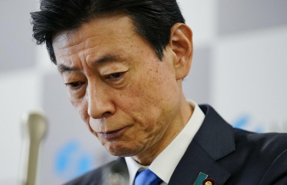 経産相の辞表を提出後、記者会見で険しい表情の西村康稔氏＝14日午前10時34分、経産省