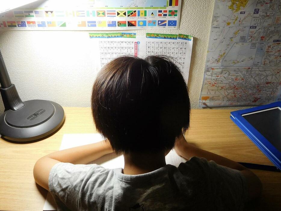 受験シーズン、子どもは夜も勉強に追われる（写真：ゆるまる／PhotoAC）