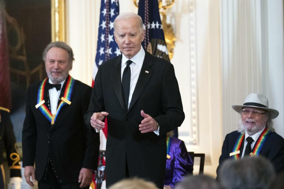 ケネディ・センター名誉賞を受賞したビリー・クリスタルさん（左）やバリー・ギブさん（右）らをホワイトハウスに招いたバイデン米大統領＝3日、ワシントン（AP＝共同）