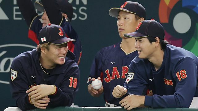 山本由伸投手(左)と大谷翔平選手(右)〈写真：日刊スポーツ/アフロ〉