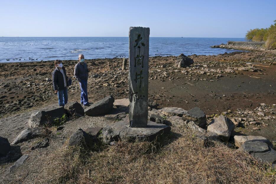 「太閤井戸」の石碑。琵琶湖の水位が低下し、普段は湖水に浸っている土台部分付近まで歩いて近づける＝8日、滋賀県長浜市