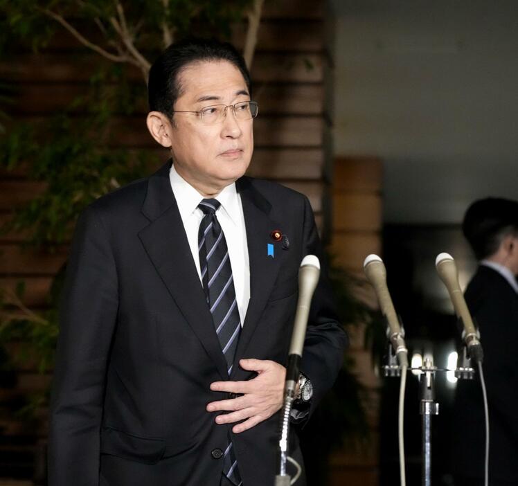 首相官邸で記者団の取材に応じる岸田首相。自民党岸田派を首相在任中は離脱する考えを表明した＝7日午後