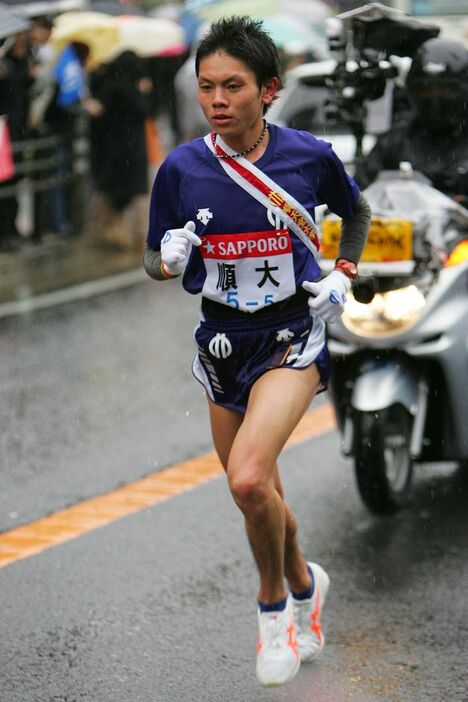 第82回大会、雨の中で力走をみせる順天堂大当時3年生の今井正人選手(写真：アフロスポーツ)