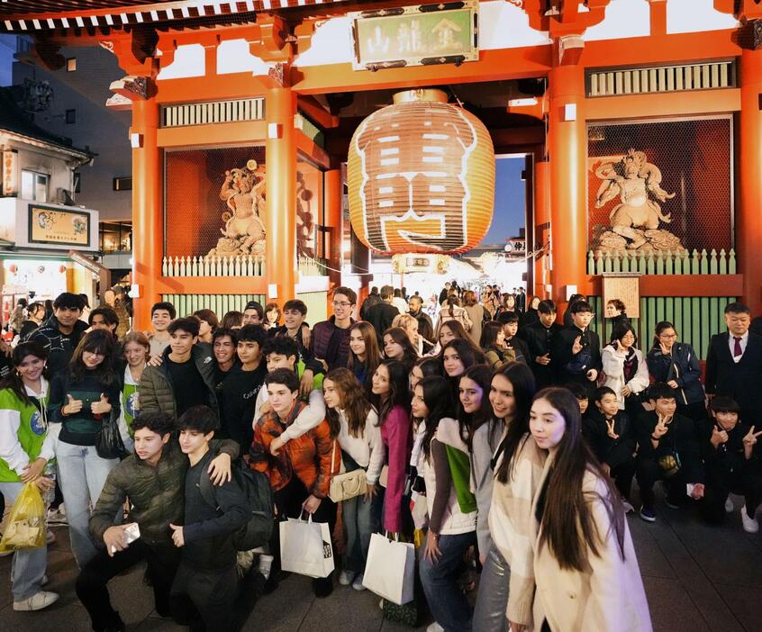 東京・浅草寺の雷門前で記念撮影する外国人観光客ら＝11月15日