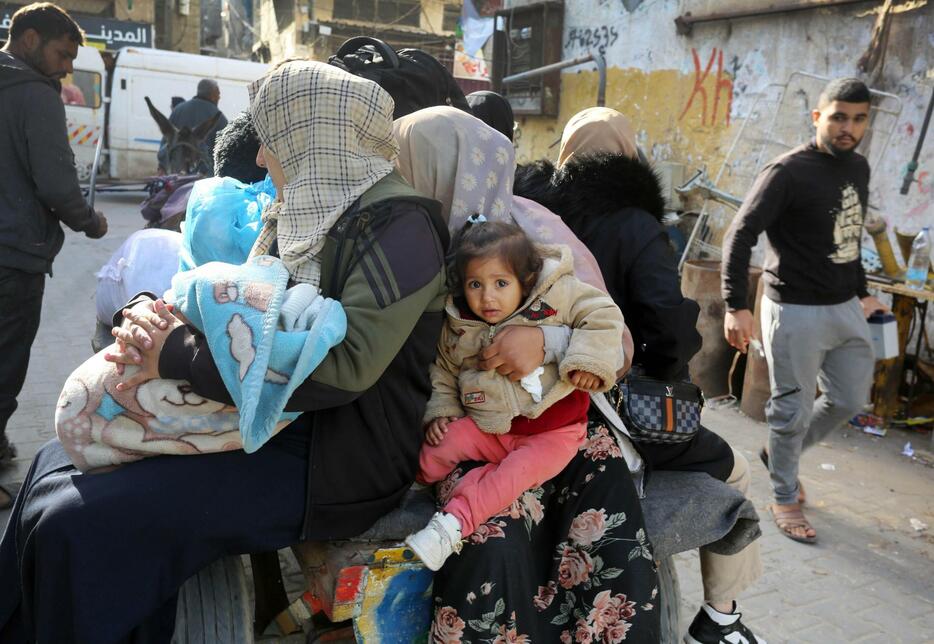 避難するパレスチナ人＝22日、パレスチナ自治区ガザ（ゲッティ＝共同）