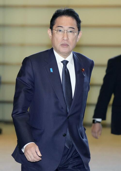 首相官邸に入る岸田首相＝22日午前