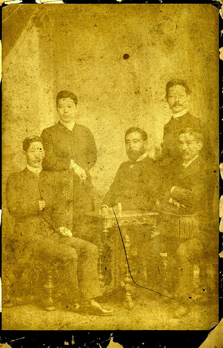 1887年にベルリンで写真に納まる、西郷隆盛の弟従道（中央）、息子寅太郎（左端）、おいの隆準（左から2人目）（諫山尚子さん蔵）