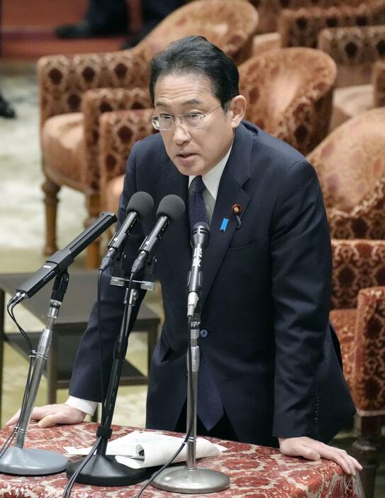 衆院予算委で答弁する岸田首相＝8日午前