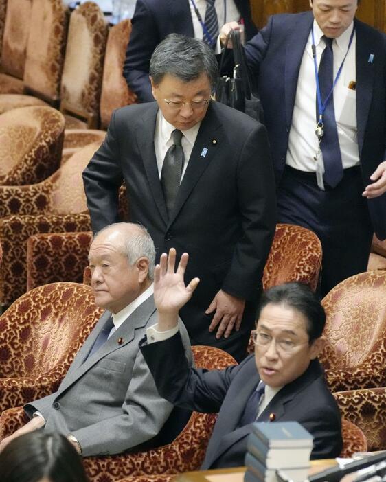 衆院予算委に臨む松野官房長官（中央）。手前は岸田首相＝8日午前