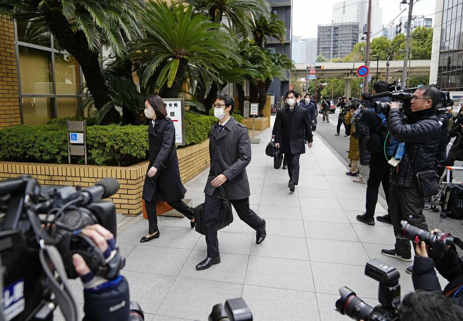 家宅捜索のため自民党二階派（志帥会）の事務所に向かう東京地検特捜部の係官ら＝19日午前10時、東京都千代田区