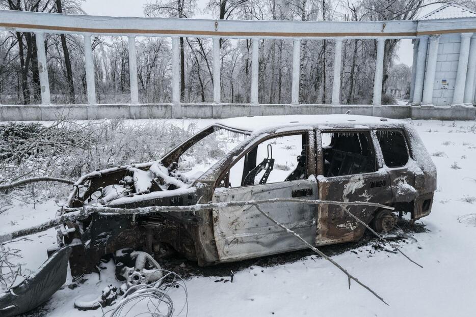 破壊された乗用車＝13日、ウクライナ東部バフムト（ゲッティ＝共同）