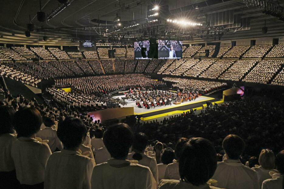 大阪城ホールで開かれた「サントリー1万人の第九」＝3日午後、大阪市中央区（毎日放送提供）