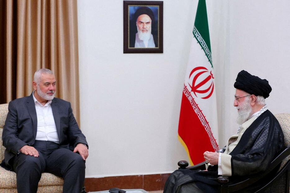 6月、イランの最高指導者ハメネイ師（右）と会談するハマスの指導者ハニヤ氏＝テヘラン（ロイター＝共同）