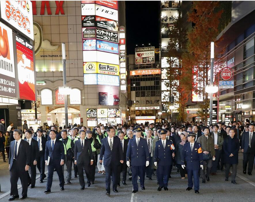 年末年始特別警戒のため、東京・新宿の歌舞伎町を巡視する警視庁の小島裕史警視総監（下中央）＝22日午後